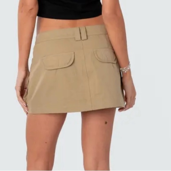 EDIKTED Janelle Low Rise Cotton Cargo Miniskirt in Beige a
New 32”w X 12” L - Picture 4 of 14